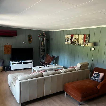 Cozy Private House Near Center Nyaraló